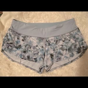 Lululemon speed up shorts 2.5 size 8 in Kaleidofloral Multi / Blue Cadt